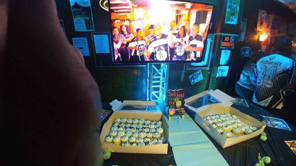 Diamonds Pub & Grille | restaurant | 7607 W Hampton Ave, Milwaukee, WI 53218, USA | 4144614150 OR +1 414-461-4150