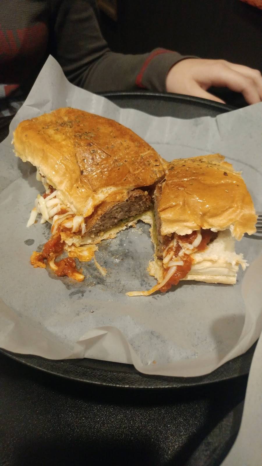 Dueys on Fairfax | restaurant | 1028 Fairfax St, Carlyle, IL 62231, USA | 6185946336 OR +1 618-594-6336