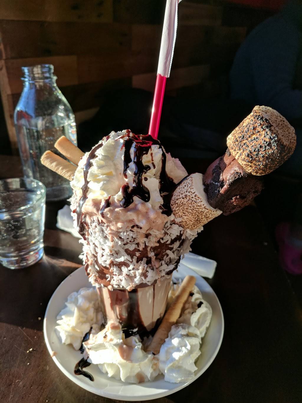 Boston Burger Co-Davis Sq | restaurant | 37 Davis Square, Somerville, MA 02144, USA | 6174407361 OR +1 617-440-7361