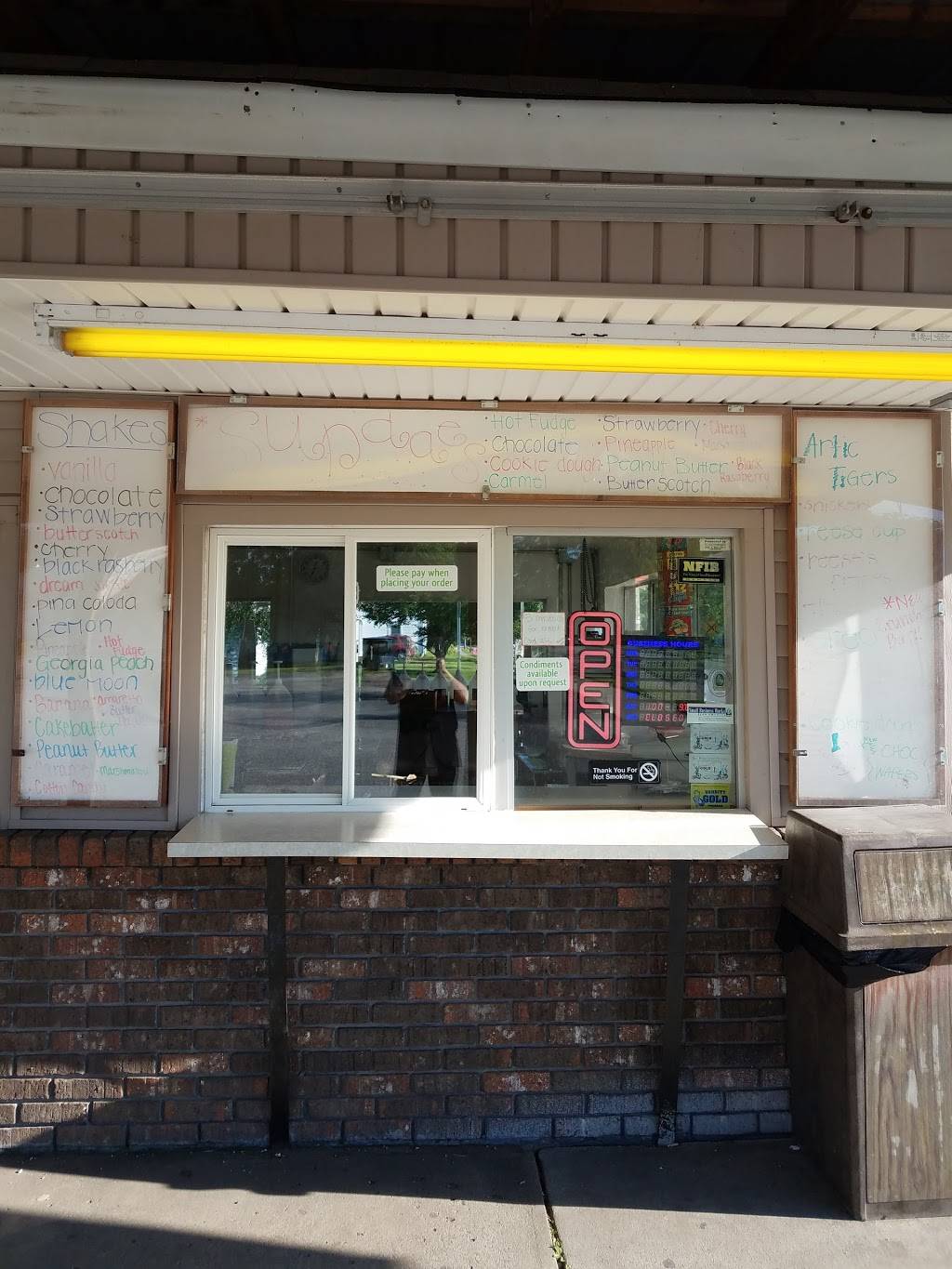 Dortees Drive In | restaurant | 1101 N Harrison St, Alexandria, IN 46001, USA | 7657242770 OR +1 765-724-2770