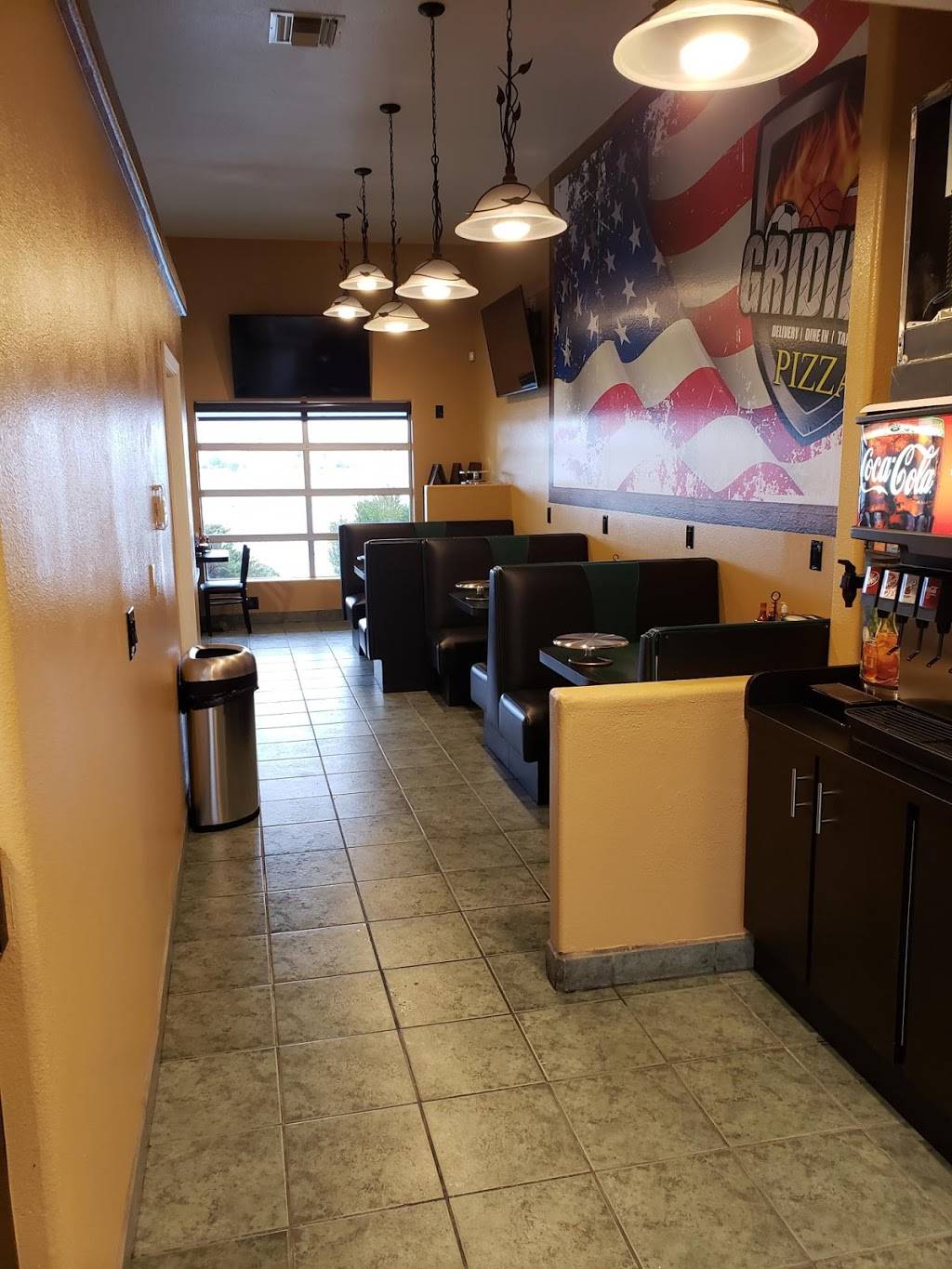 Gridiron Pizza #3 At The Lake | restaurant | 27170 Lakeview Dr #402, Helendale, CA 92342, USA | 7602430333 OR +1 760-243-0333