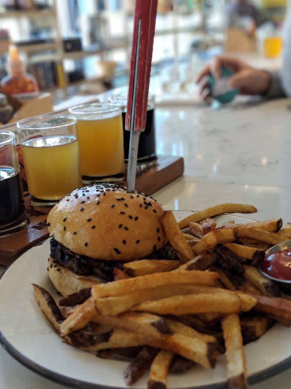 Hoof Hearted Brewery and Kitchen | restaurant | 850 N 4th St, Columbus, OH 43215, USA | 6144014033 OR +1 614-401-4033