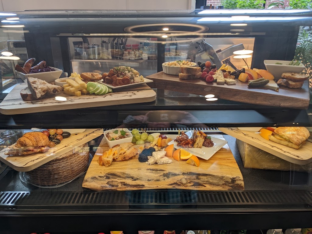 A La Board | restaurant | 100 S Queen St, Lancaster, PA 17603, USA | 7177999416 OR +1 717-799-9416