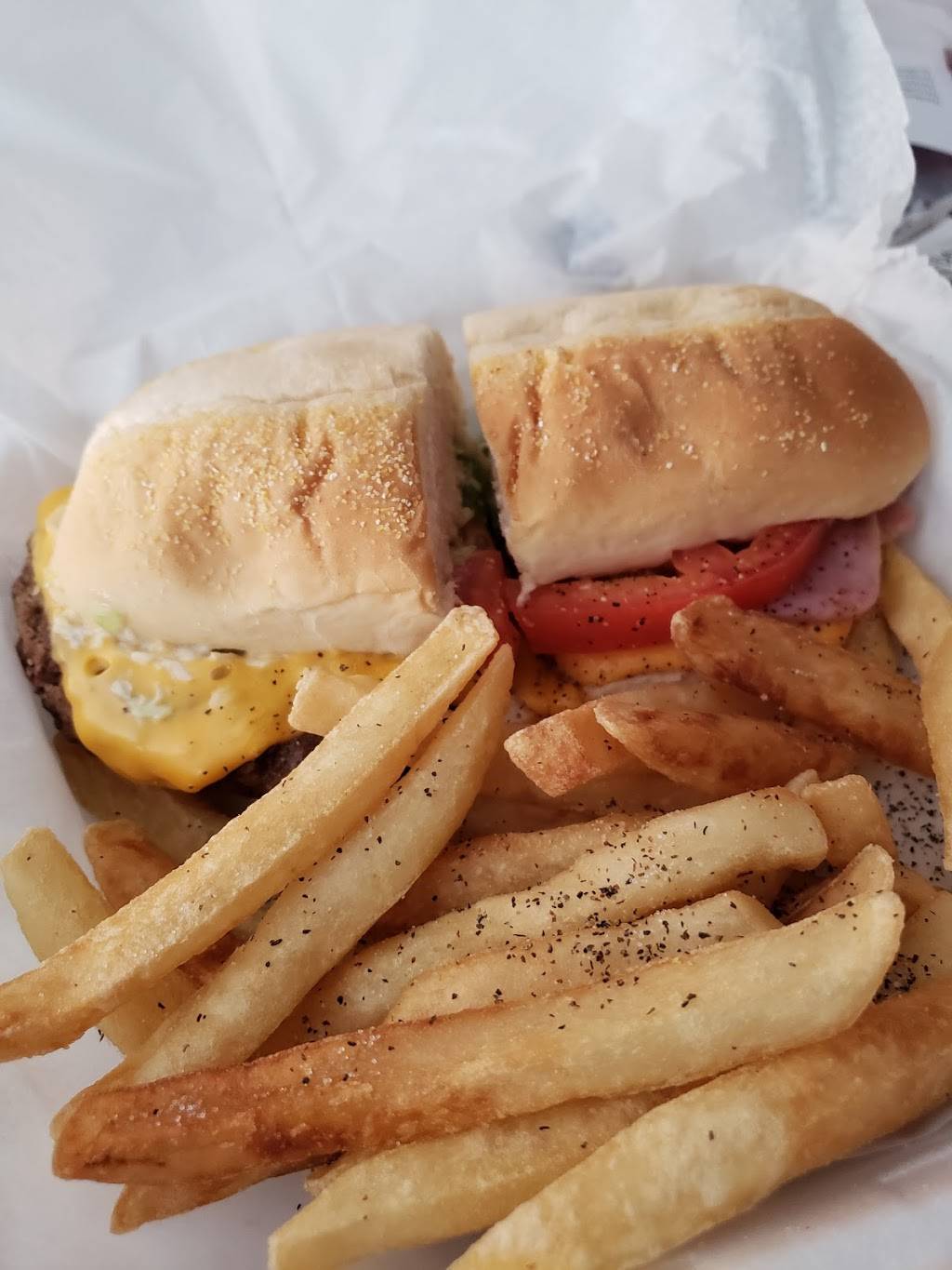 Mutzies | restaurant | 1200 Country Club Rd, Lincolnton, NC 28092, USA | 7042404592 OR +1 704-240-4592