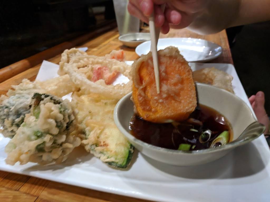 Fujis Grill & Sushi | restaurant | 305 SE Chkalov Dr # 105, Vancouver, WA 98683, USA | 3608964899 OR +1 360-896-4899