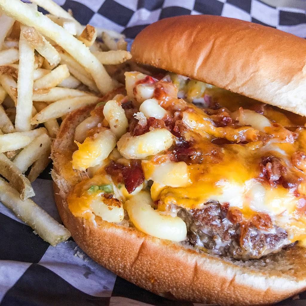 Louies Grill & Bar | restaurant | 1601 S I-35 Service Rd, Moore, OK 73160, USA | 4058957419 OR +1 405-895-7419