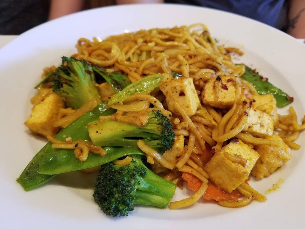 Red Pig Asian Kitchen | restaurant | 2932 N Broadway, Chicago, IL 60657, USA | 7734729999 OR +1 773-472-9999