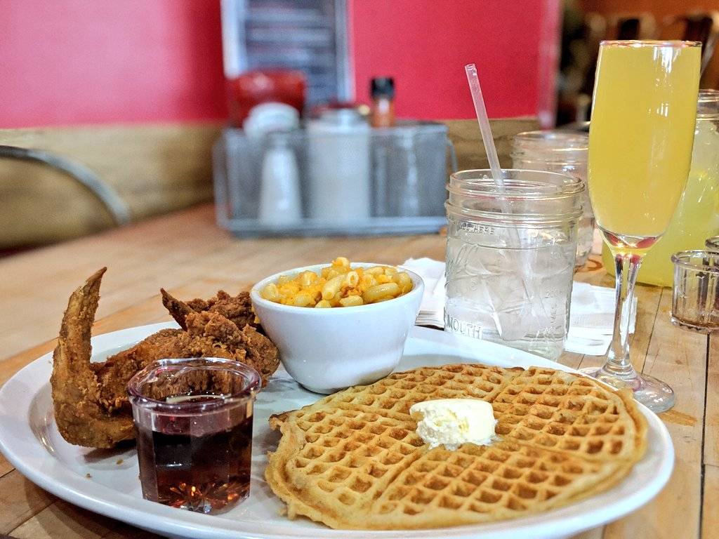 Kuzzos Chicken & Waffles | restaurant | 19345 Livernois, Detroit, MI 48221, USA | 3138610229 OR +1 313-861-0229