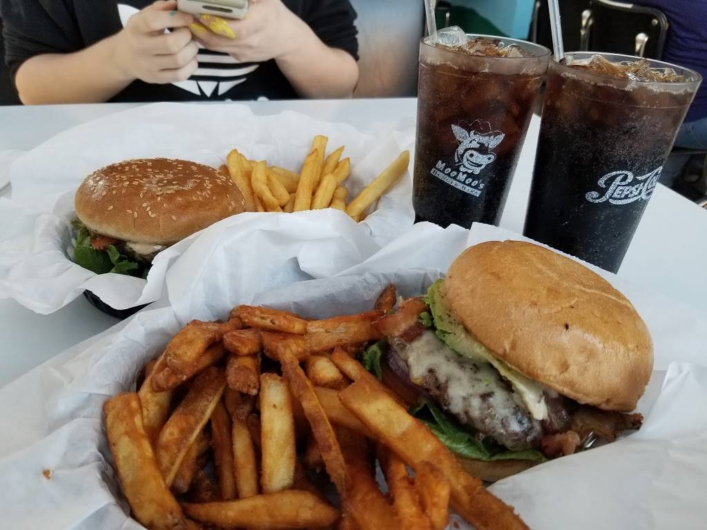 Moo Moos Burger Barn | restaurant | 113 N School St, Lodi, CA 95240, USA | 2093699450 OR +1 209-369-9450
