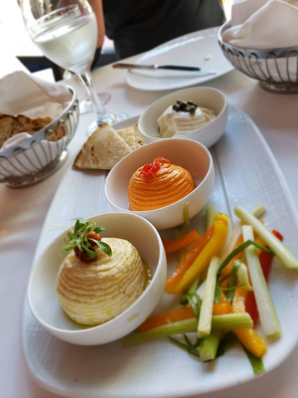 Estiatorio Milos by Costas Spiliadis | restaurant | 730 1st St, Miami Beach, FL 33139, USA | 3056046800 OR +1 305-604-6800