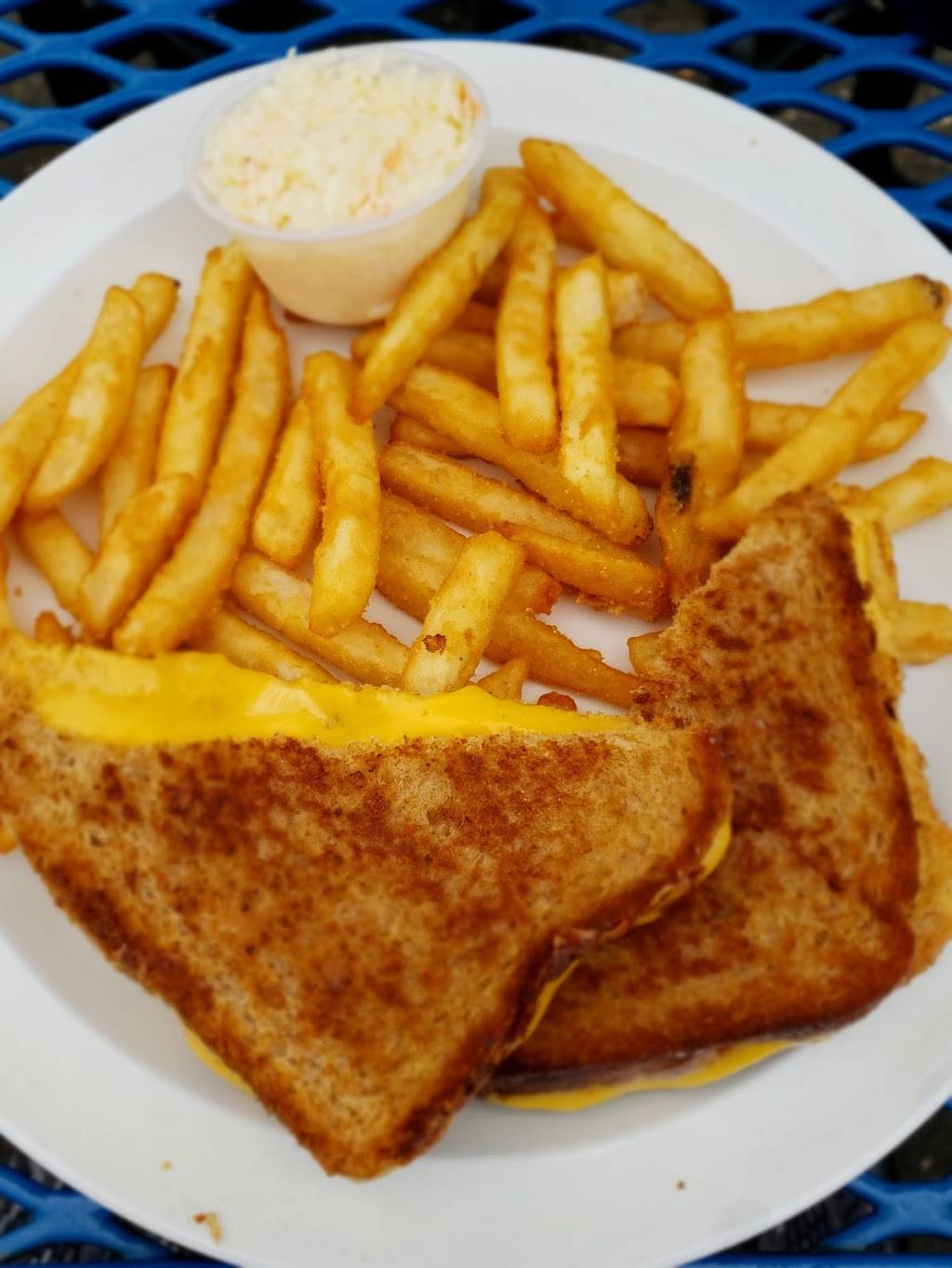 Sissys At the Harbor | restaurant | 8 Simon Lake Dr, Atlantic Highlands, NJ 07716, USA | 7322912218 OR +1 732-291-2218