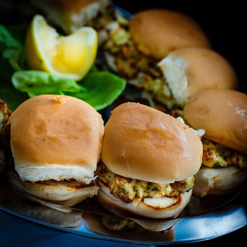 Off The Hook | restaurant | 908 Warrendale Village Dr, Warrendale, PA 15086, USA | 7247192877 OR +1 724-719-2877