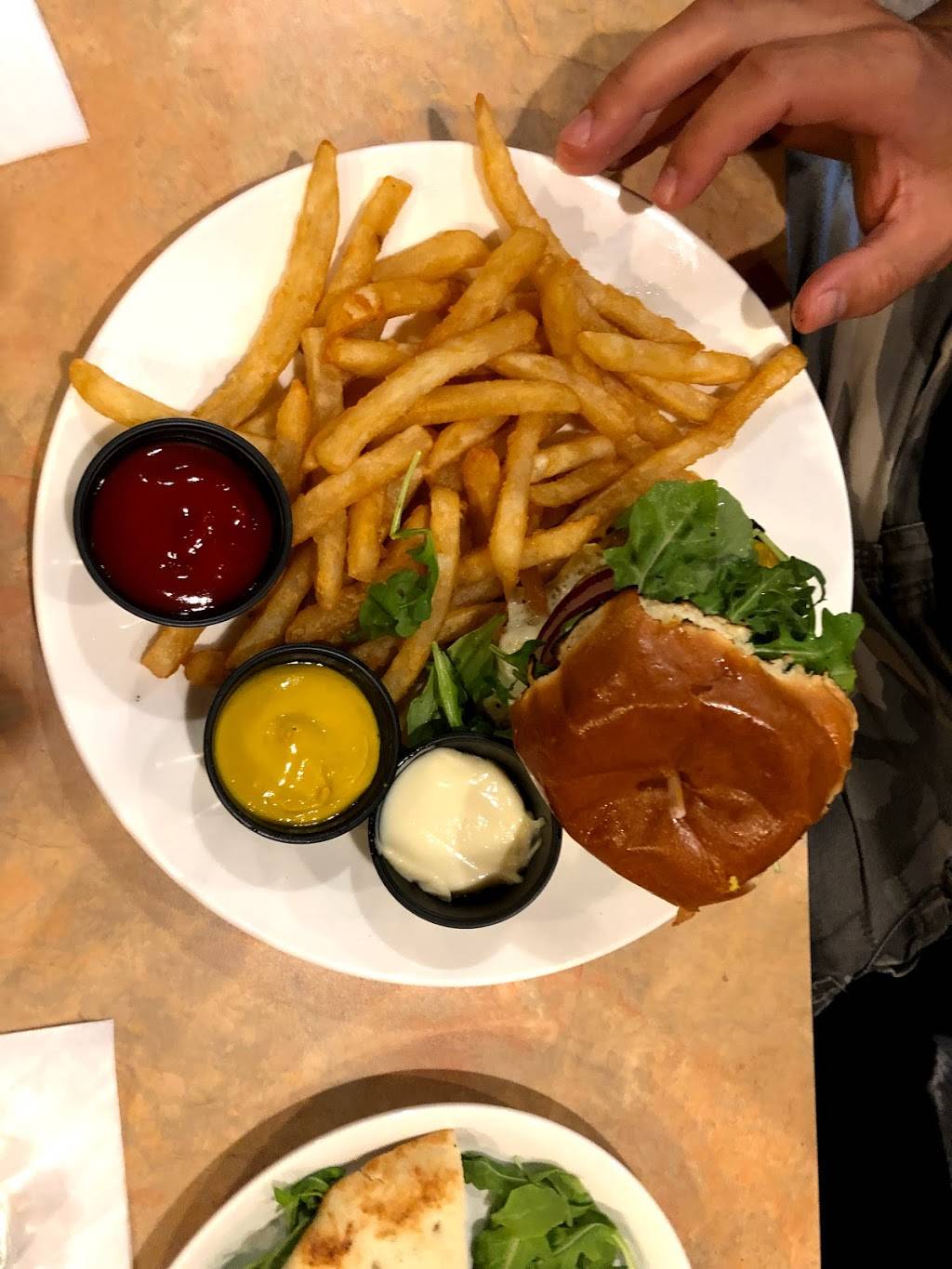 West & Main - Bar & Grill | restaurant | 187 W Market St, Warren, OH 44481, USA | 3309741665 OR +1 330-974-1665