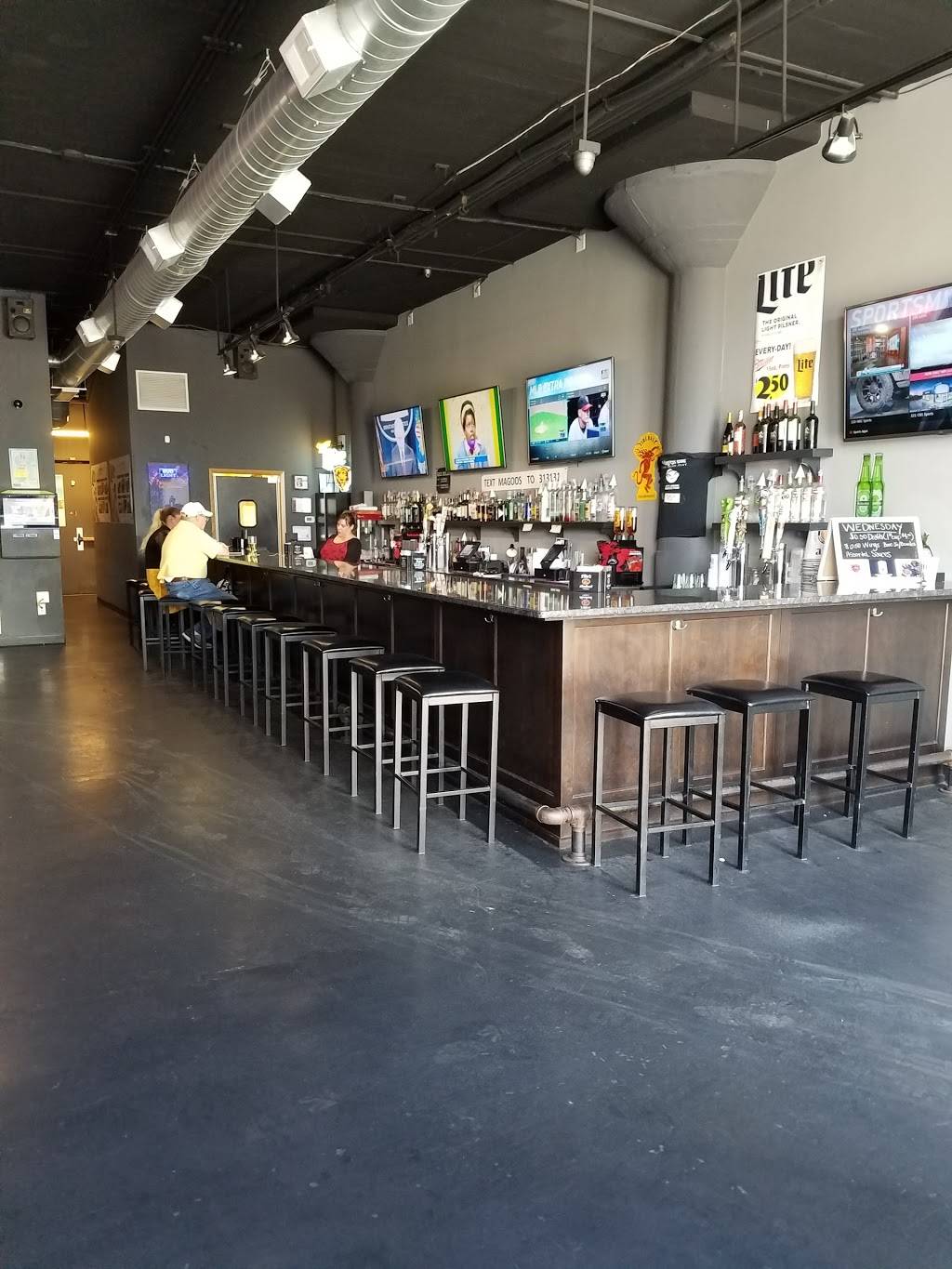 Magoos Bar | restaurant | 6550 S Menard Ave, Bedford Park, IL 60638, USA | 7087012949 OR +1 708-701-2949