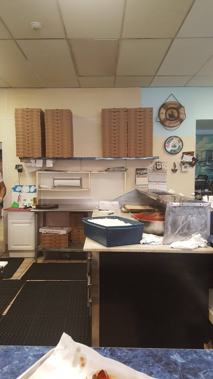 Famous Pizza | restaurant | 2071 Plainfield Pike, Johnston, RI 02919, USA | 4019462337 OR +1 401-946-2337