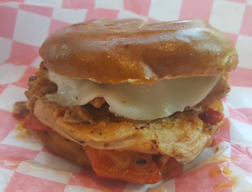 Bozzellis Italian Deli | restaurant | 2600 Crystal Dr, Arlington, VA 22202, USA | 5719704570 OR +1 571-970-4570