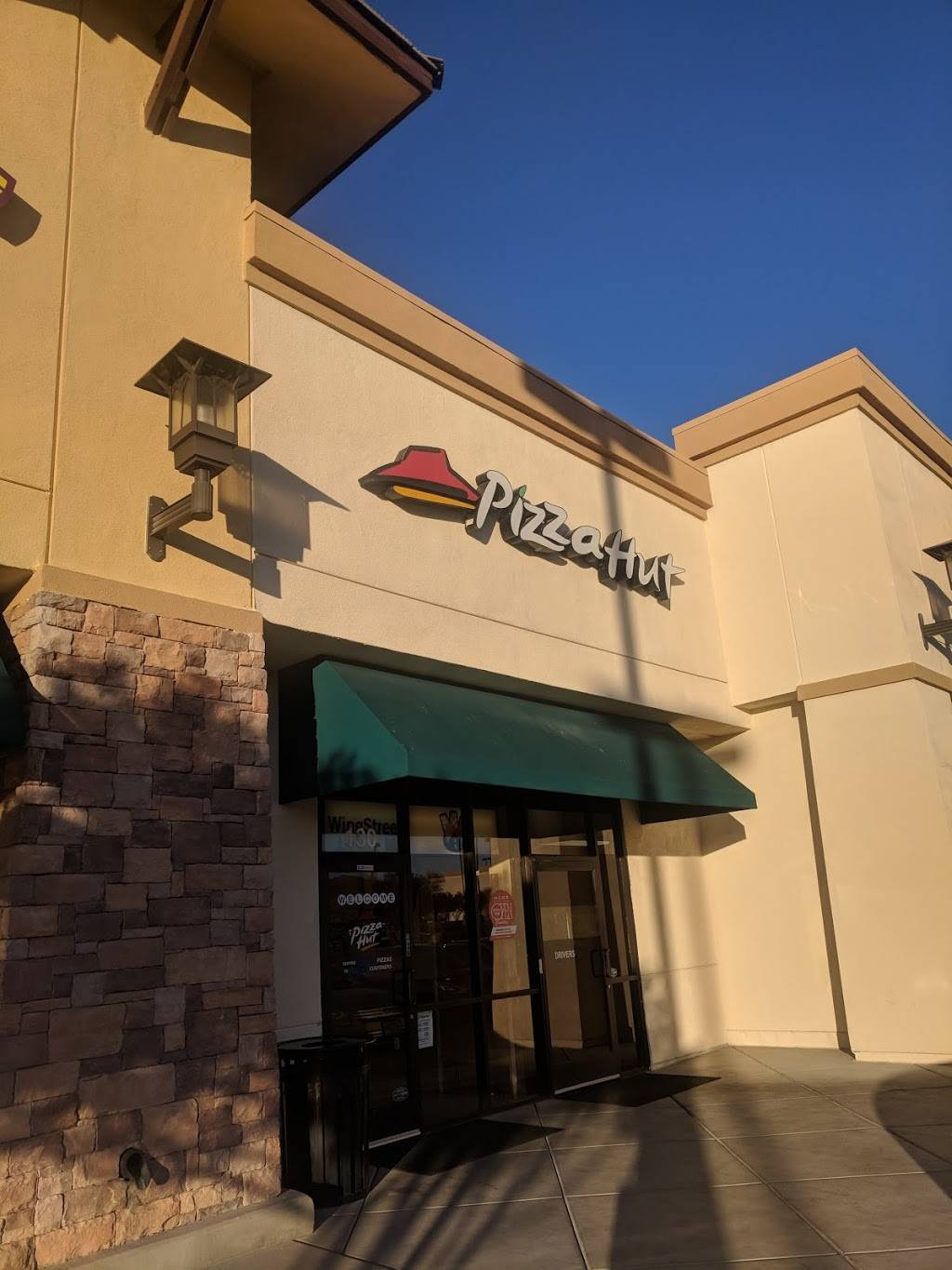 Pizza Hut | meal takeaway | 2850 Bicentennial Pkwy #130, Henderson, NV 89044, USA | 7022600679 OR +1 702-260-0679