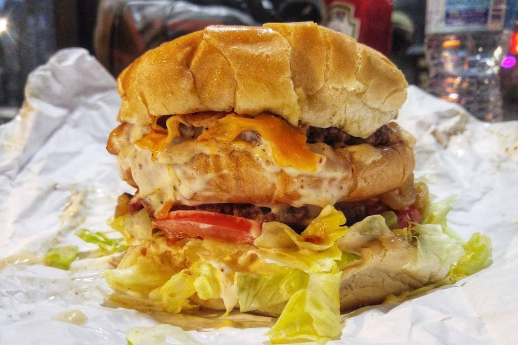 The Bulging Burger | restaurant | 2459 Queen St E, Toronto, ON M4E 1H7, Canada | 4166908466 OR +1 416-690-8466