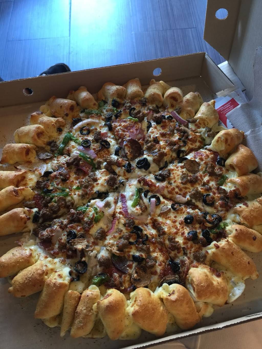 Pizza Hut | meal delivery | 1086 Yonge St, Toronto, ON M4W 2L4, Canada | 4169291818 OR +1 416-929-1818