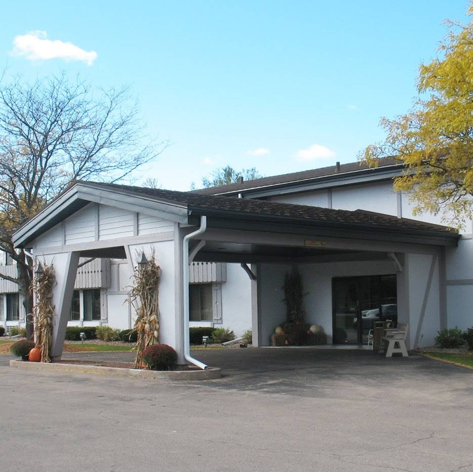 Shawano Four Seasons Resort | restaurant | 1352, 201 Airport Rd, Shawano, WI 54166, USA | 8555748501 OR +1 855-574-8501