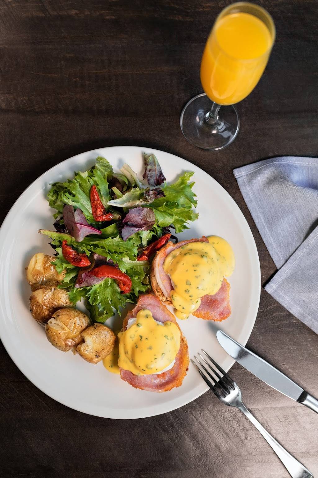 The Rec Room | restaurant | 100 City Centre Dr #1-705, Mississauga, ON L5B 2C9, Canada | 2893410611 OR +1 289-341-0611