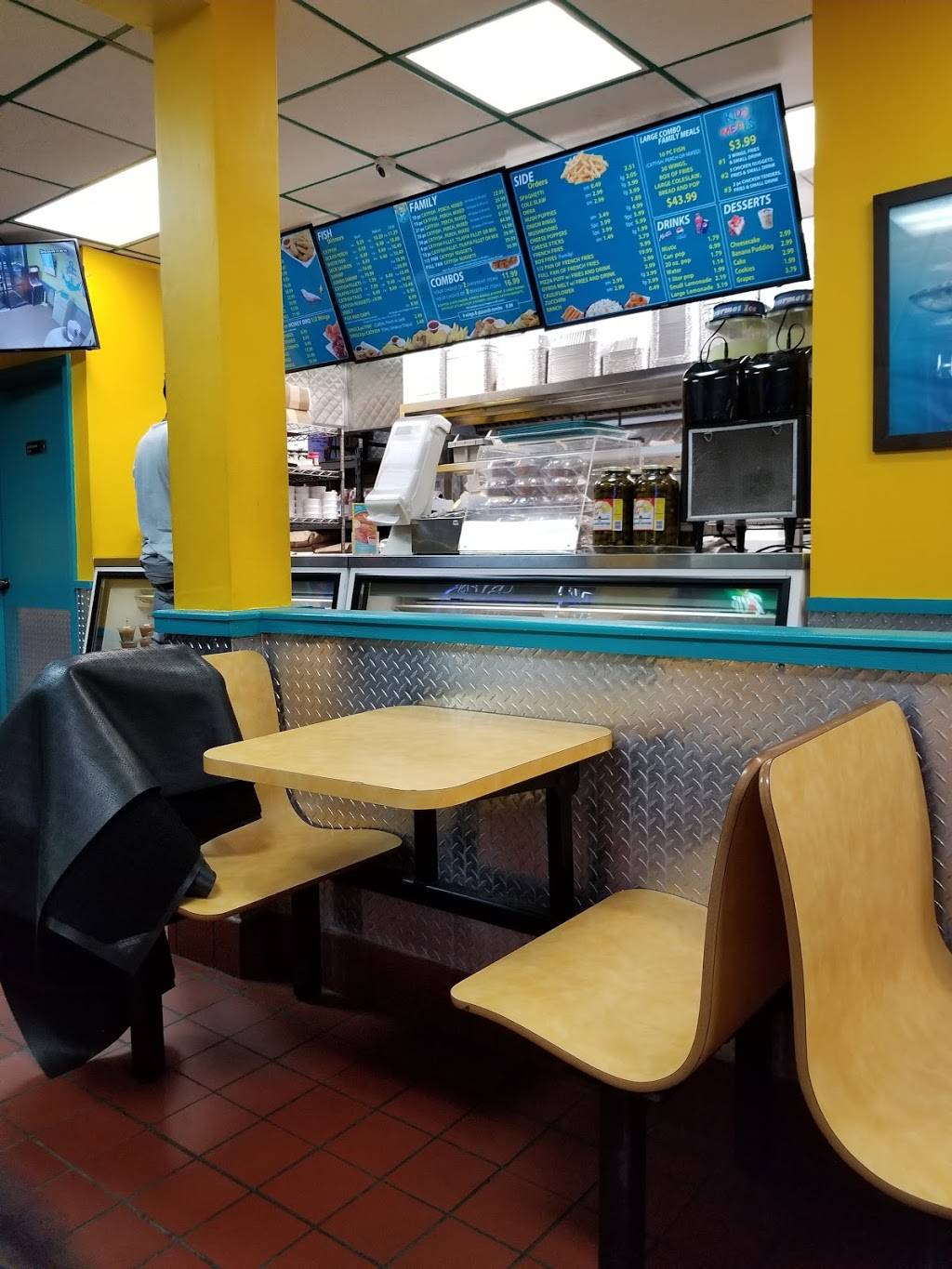 Sharks Fish & Chicken | restaurant | 2500 St Charles Rd, Bellwood, IL 60104, USA | 7084939300 OR +1 708-493-9300