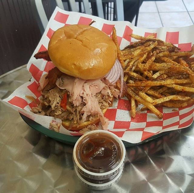 Smokehill BBQ | restaurant | 9870 Main St, Damascus, MD 20872, USA | 3012535052 OR +1 301-253-5052