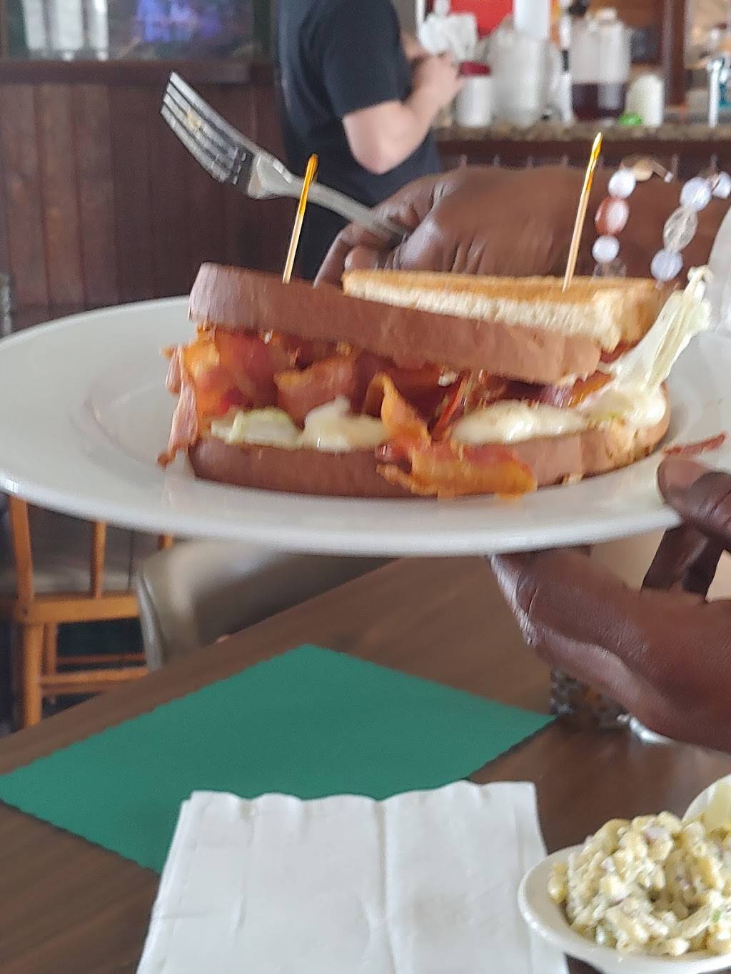 The Clubhouse Grille & Pub | restaurant | 109 Clubhouse Ridge, Hedgesville, WV 25427, USA | 3047543482 OR +1 304-754-3482