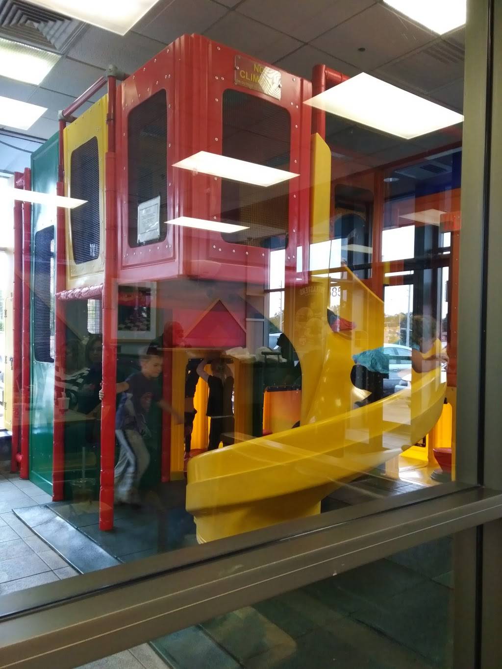 McDonalds | cafe | Cavenshore Shopping Centre, 601 Lakeshore Rd E, Mississauga, ON L5G 1H9, Canada | 9058912800 OR +1 905-891-2800