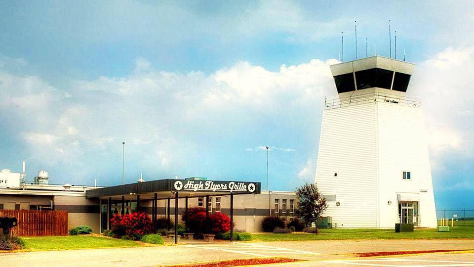 High Flyers Grille | restaurant | 16 Terminal Dr, East Alton, IL 62024, USA | 6182518500 OR +1 618-251-8500