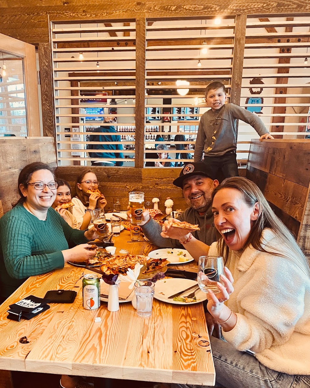 Zeeks Pizza | restaurant | 9809 16th Ave SW, Seattle, WA 98106, USA | 2065882010 OR +1 206-588-2010