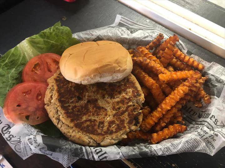 Roosters Pub | restaurant | 201 W Main St, Staunton, IL 62088, USA | 6186356100 OR +1 618-635-6100