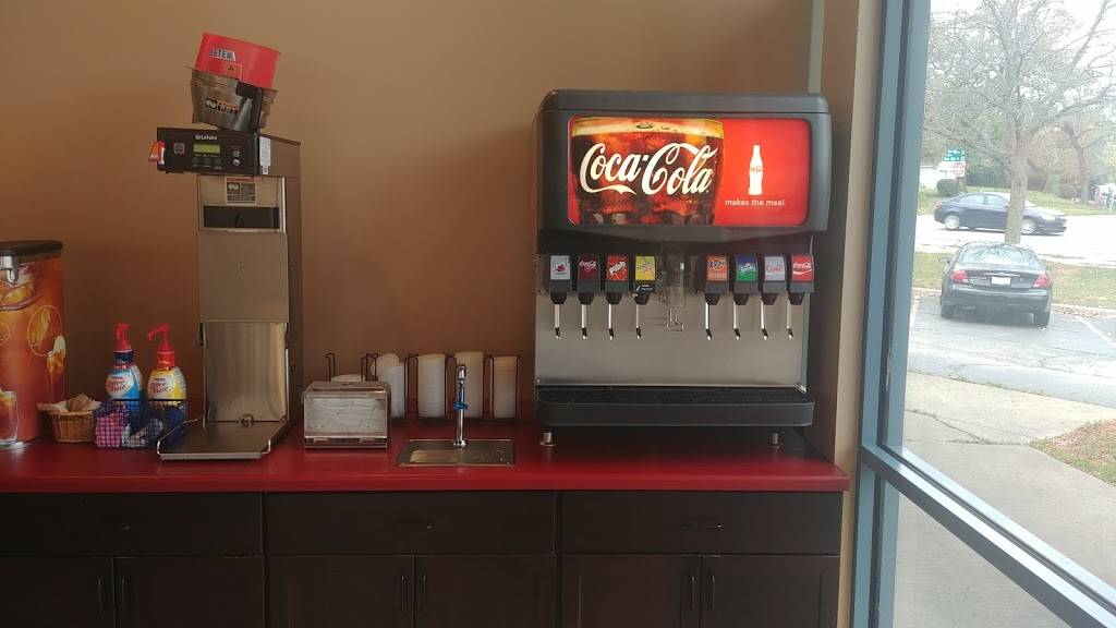 Tommys Red Hots | restaurant | 875 E Terra Cotta Ave, Crystal Lake, IL 60014, USA | 8158936537 OR +1 815-893-6537