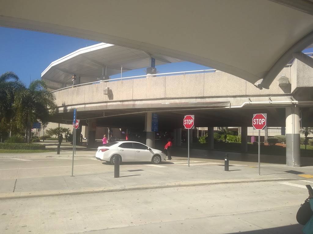 Cross Grain Brewhouse | restaurant | Terminal 4, 4 Upper Terminal Dr, Fort Lauderdale, FL 33315, USA | 9543591500 OR +1 954-359-1500