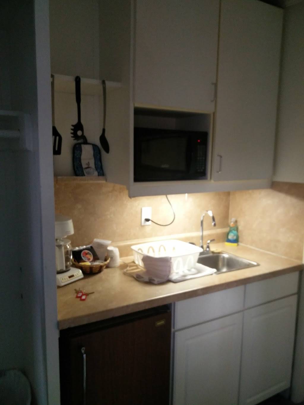 Hilltop Tavern and Inn | restaurant | 9544 Kiowa Rd, Apple Valley, CA 92308, USA | 7609618698 OR +1 760-961-8698