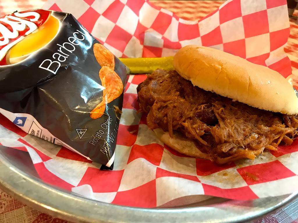 Backyard BBQ | restaurant | 220 N Haughton Hwy, Greenup, IL 62428, USA | 2179235100 OR +1 217-923-5100