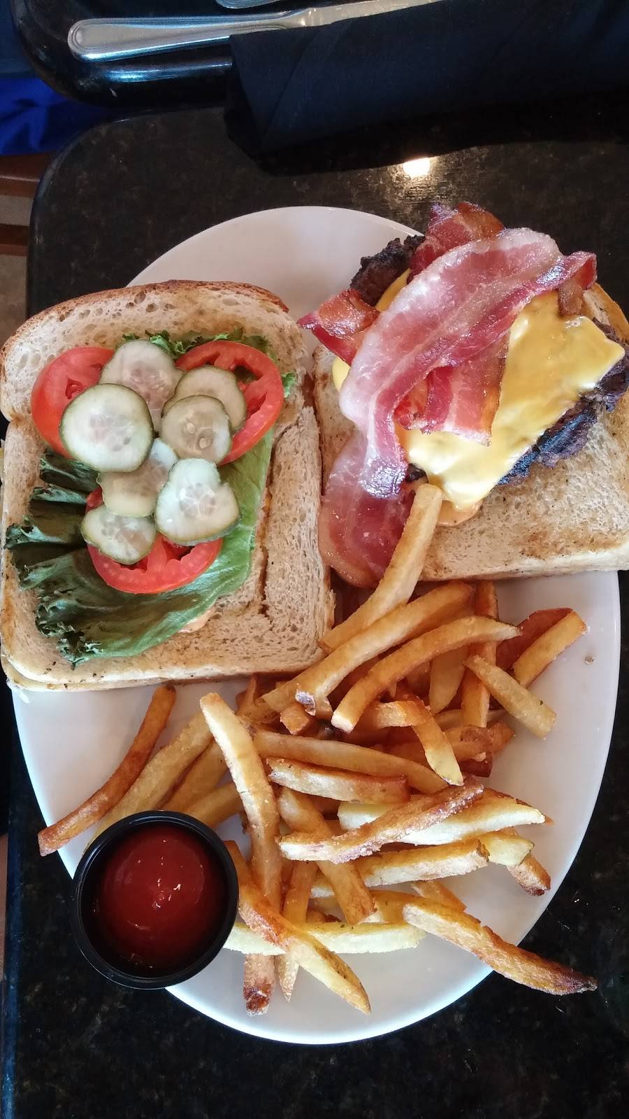 Lews Patio & Grill - Floresville | restaurant | 1642, 101 Club Dr, Floresville, TX 78114, USA | 8303932811 OR +1 830-393-2811