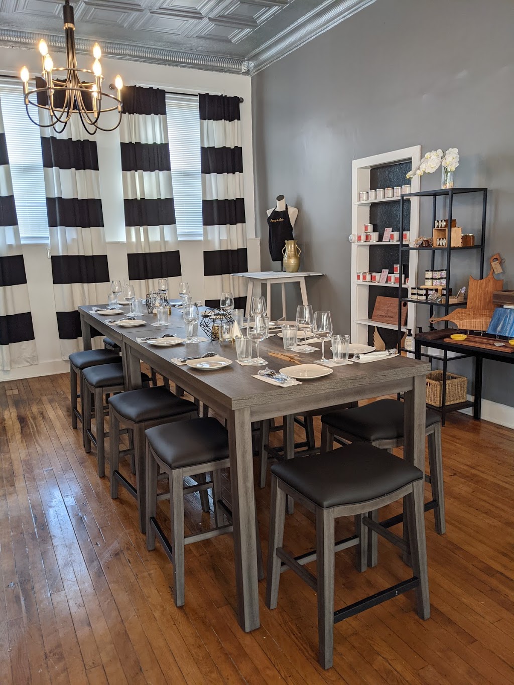 La Maison | restaurant | 336 4th St NW, Canton, OH 44702, USA | 3302749901 OR +1 330-274-9901