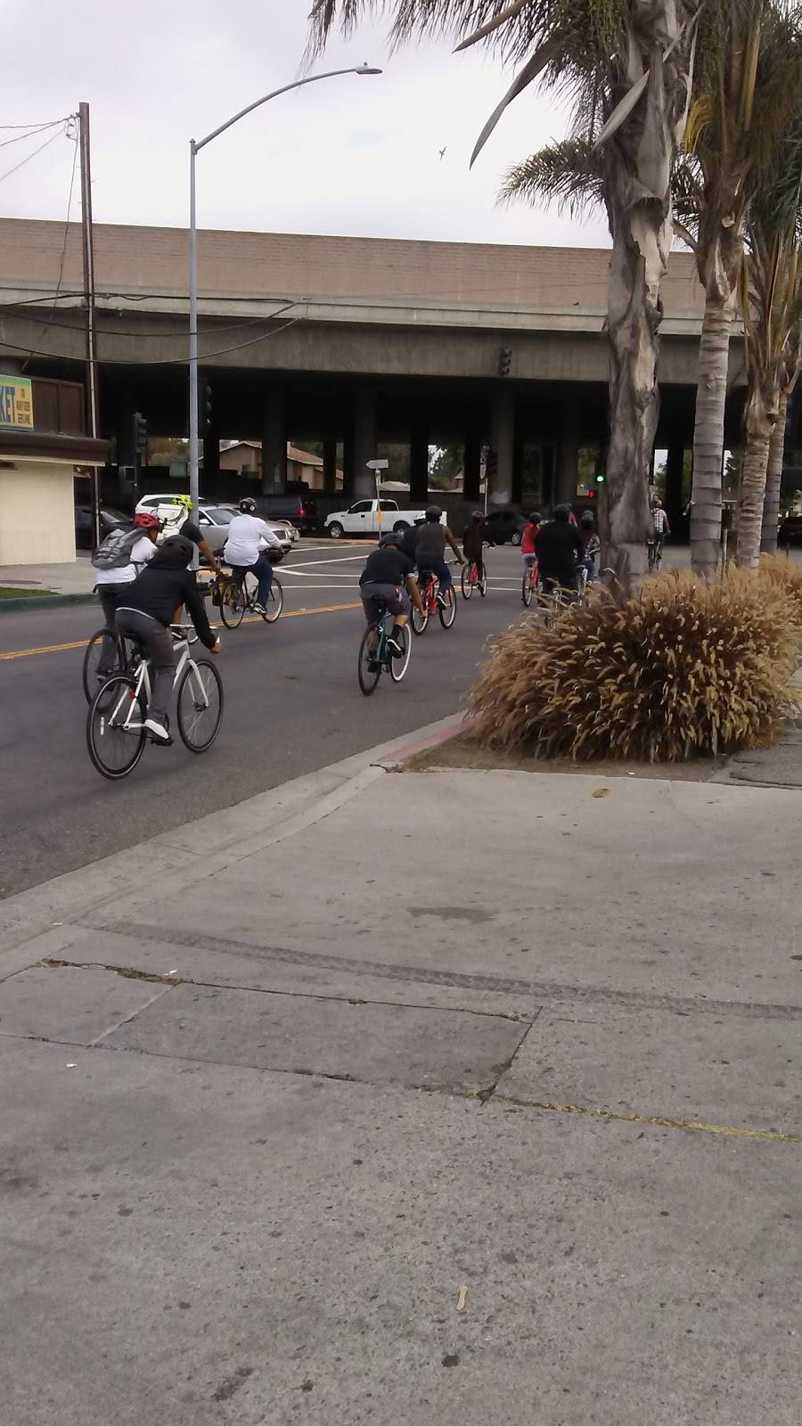 Mama Mias Pizza | meal delivery | 299 E Artesia Blvd, Long Beach, CA 90805, USA | 5624287202 OR +1 562-428-7202