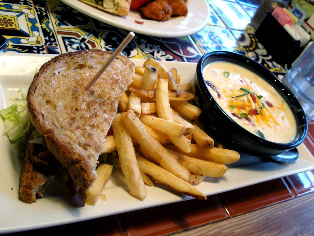 Chilis Grill & Bar | meal takeaway | 7140 Mannheim Rd, Rosemont, IL 60018, USA | 8472989031 OR +1 847-298-9031