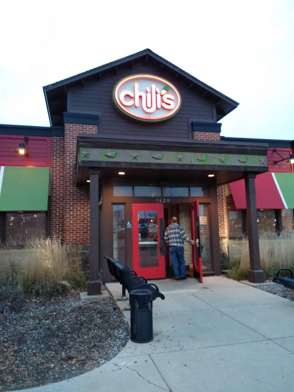 Chilis Grill & Bar | meal takeaway | 5620 Northwest Hwy, Crystal Lake, IL 60014, USA | 8153569216 OR +1 815-356-9216