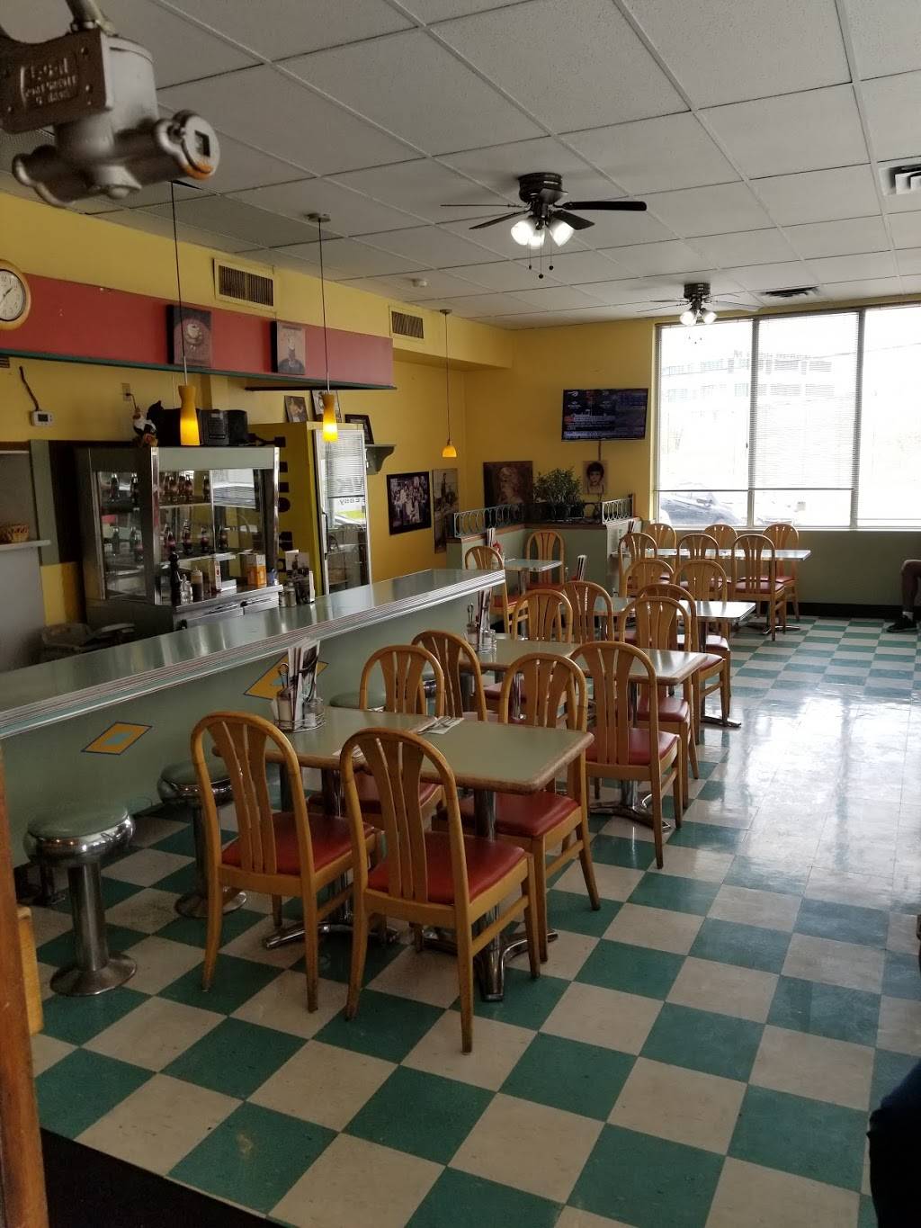 Route 401 Diner | restaurant | 2 Ronson Dr, Etobicoke, ON M9W 1B2, Canada | 4162477836 OR +1 416-247-7836