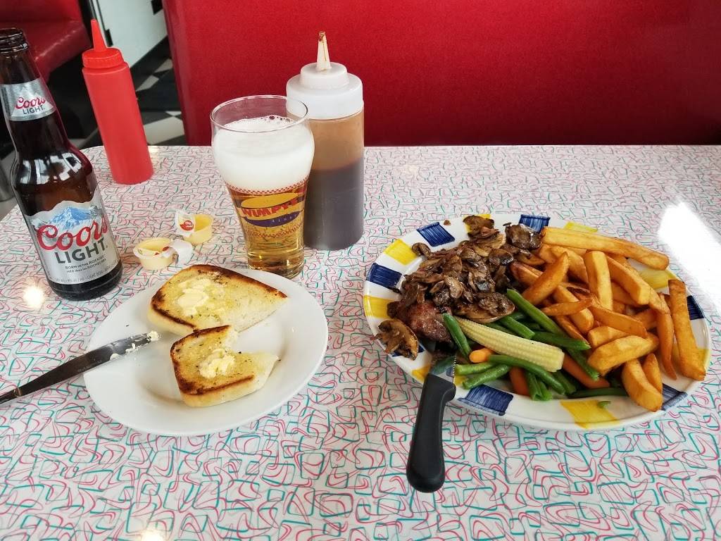 Wimpys Diner | restaurant | 14834 Yonge St, Aurora, ON L4G 1N2, Canada | 9058410038 OR +1 905-841-0038