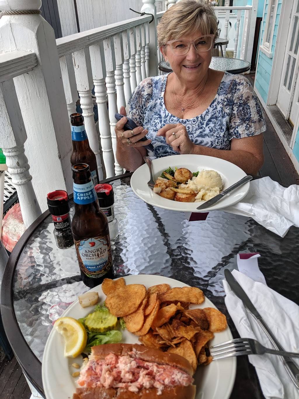 Lobsterville Bar & Grille | restaurant | 8 Circuit Avenue Extension, Oak Bluffs, MA 02557, USA | 5086960099 OR +1 508-696-0099