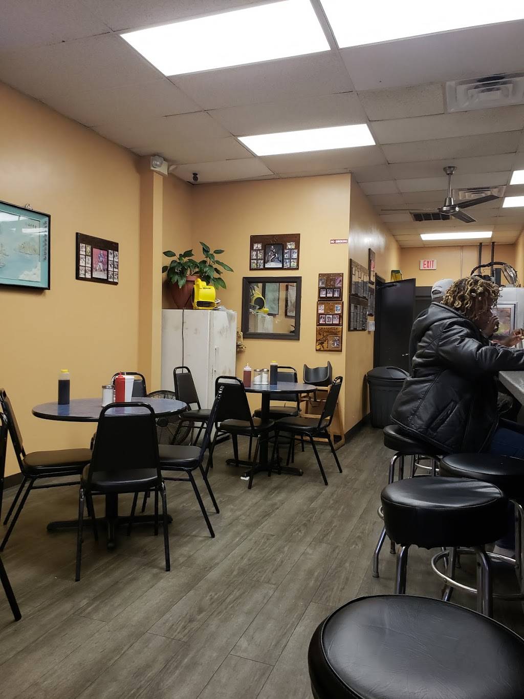 Lindys Famous Hotdogs | restaurant | 6586 Tidewater Dr K, Norfolk, VA 23509, USA | 7578556033 OR +1 757-855-6033