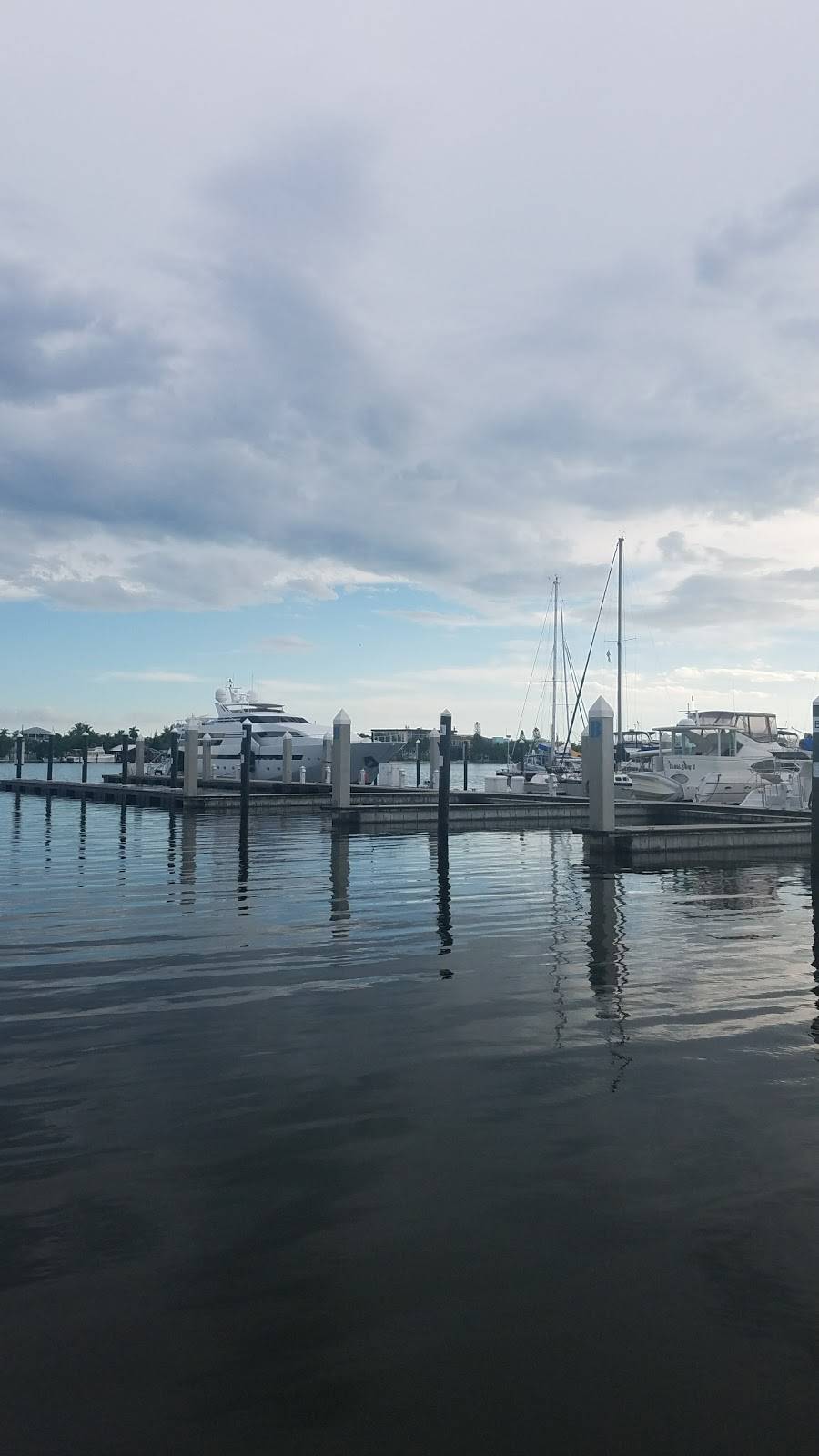 Salty Sams Marina | restaurant | 2500 Main St, Fort Myers Beach, FL 33931, USA | 2394637333 OR +1 239-463-7333