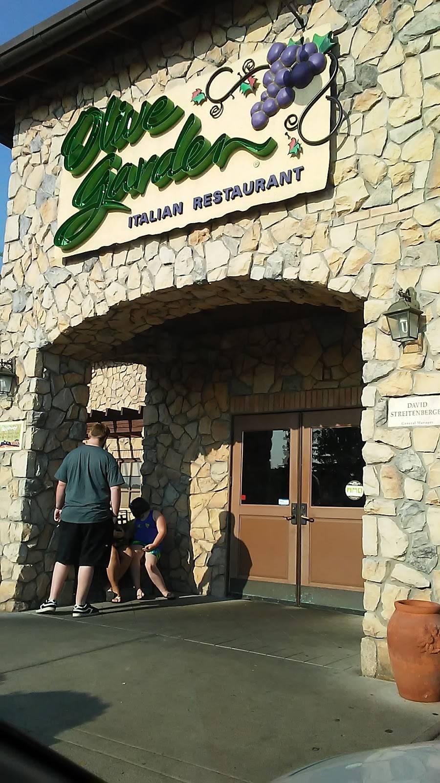 Olive Garden Italian Restaurant | meal takeaway | 1417 N Bridge St, Chillicothe, OH 45601, USA | 7407725040 OR +1 740-772-5040