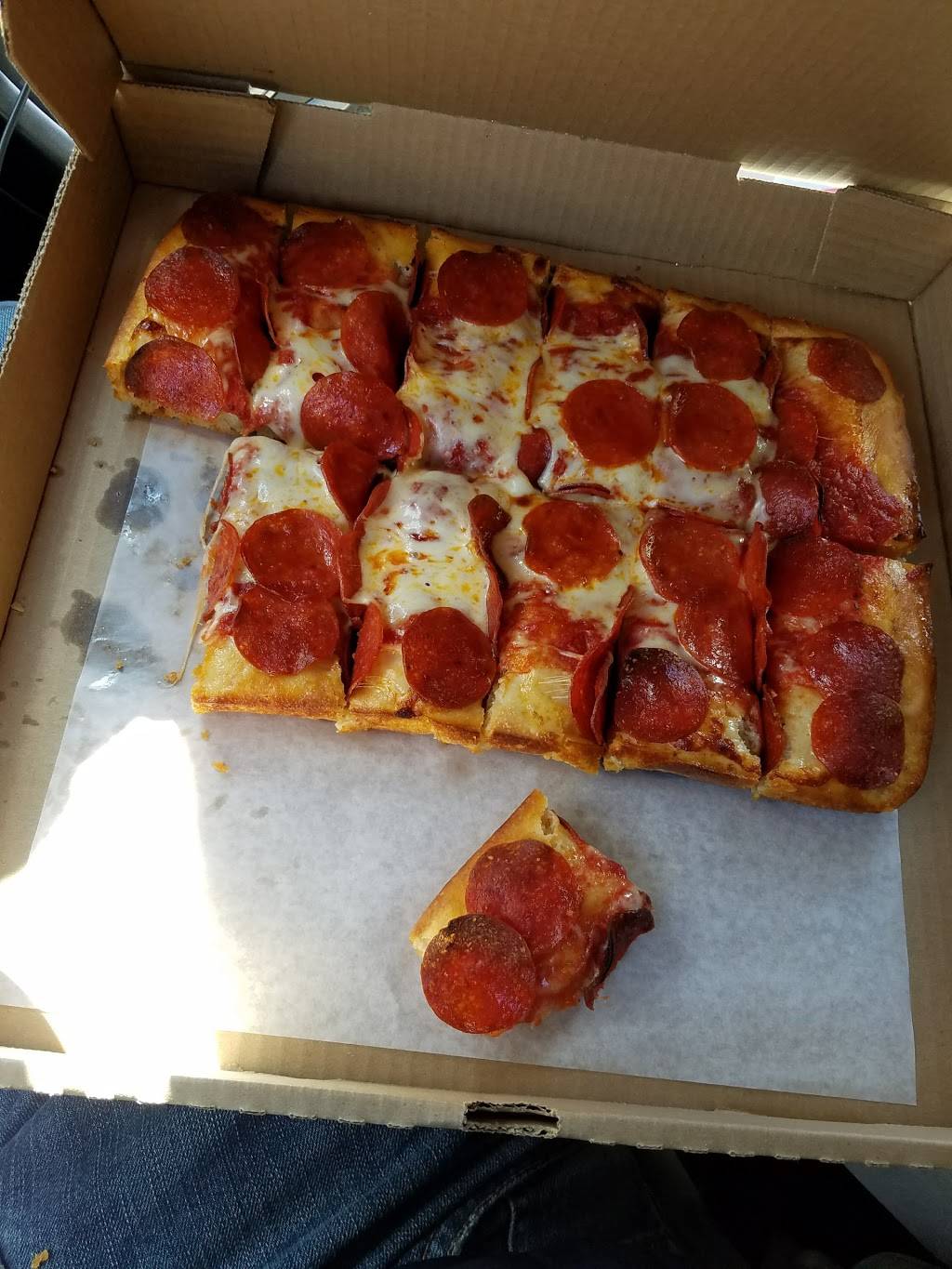 Pizza Glen | restaurant | 205 E Rives Rd, Clinton, MO 64735, USA | 6608858021 OR +1 660-885-8021