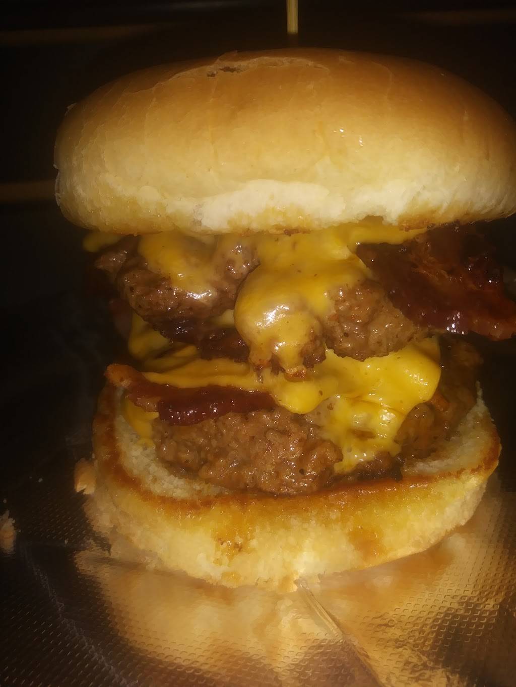 Big Ds Grille @ Jeannes Joynt | restaurant | 36219 Vine St, Eastlake, OH 44095, USA | 4405238787 OR +1 440-523-8787