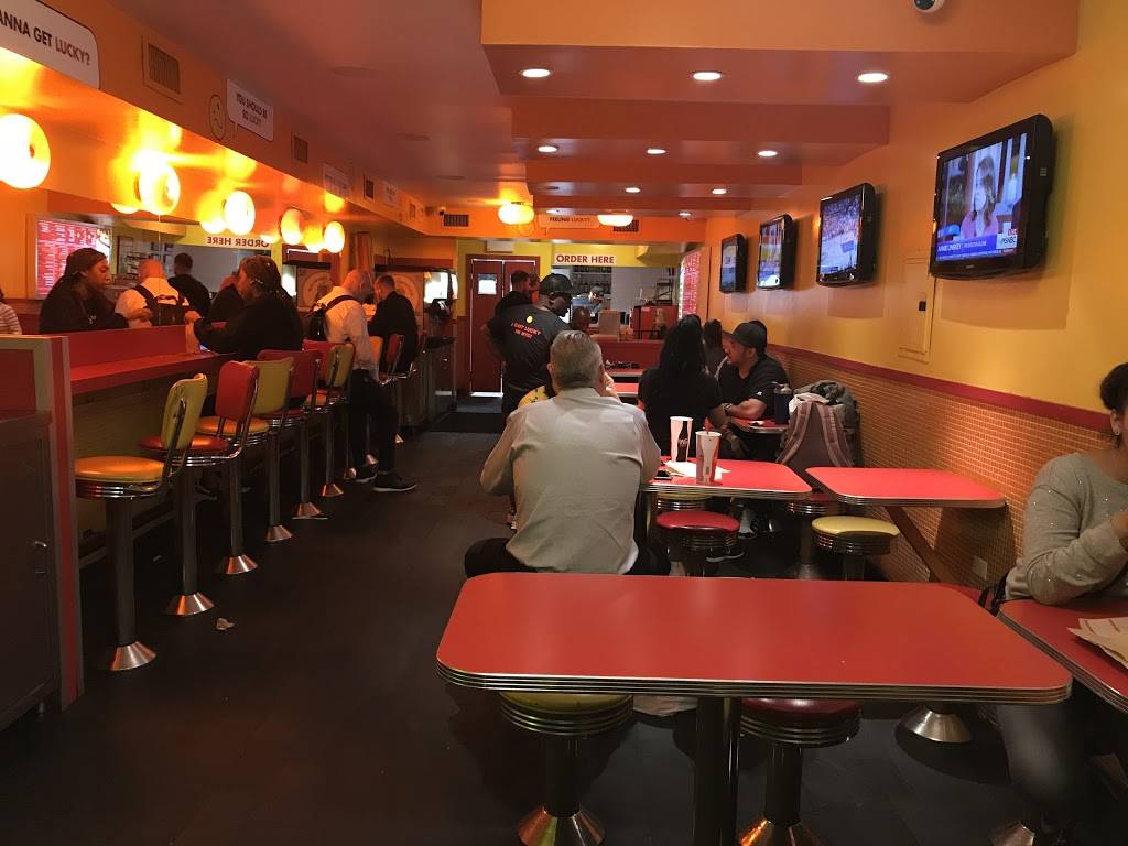 Luckys Famous Burgers | restaurant | 264 W 23rd St, New York, NY 10011, USA | 2122424900 OR +1 212-242-4900